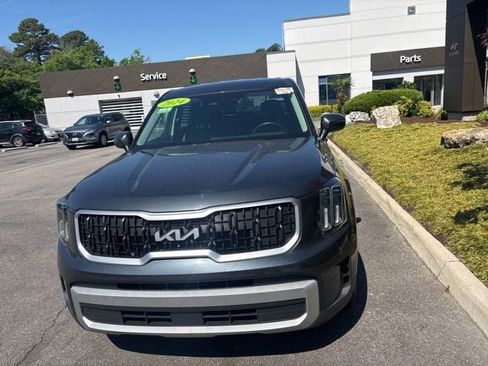 Used 2024 Kia Telluride LX FWD image 3