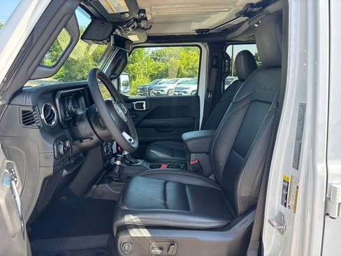 Used 2024 Jeep Wrangler Unlimited Sahara w/ Technology Group AWD/4WD image 11