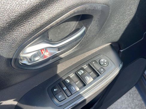 Used 2017 Jeep Cherokee Sport FWD image 15
