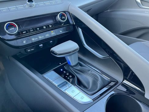 Used 2025 Hyundai Elantra SEL image 40