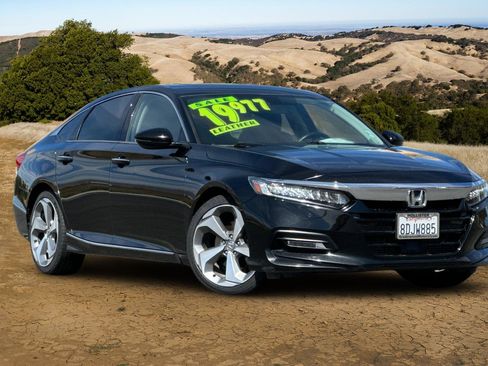 Used 2018 Honda Accord Touring image 2