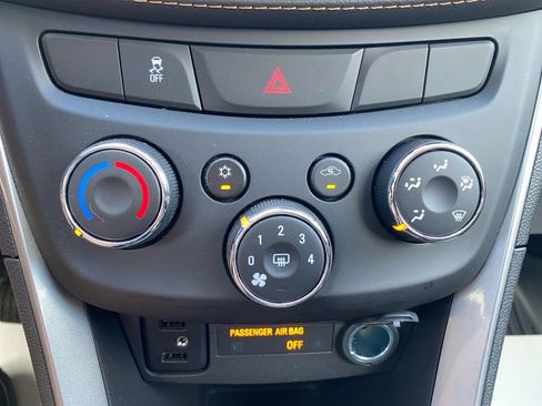 Used 2022 Chevrolet Trax LT w/ LT Convenience Package AWD/4WD image 23