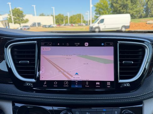 Used 2023 Chrysler Pacifica Limited FWD image 30