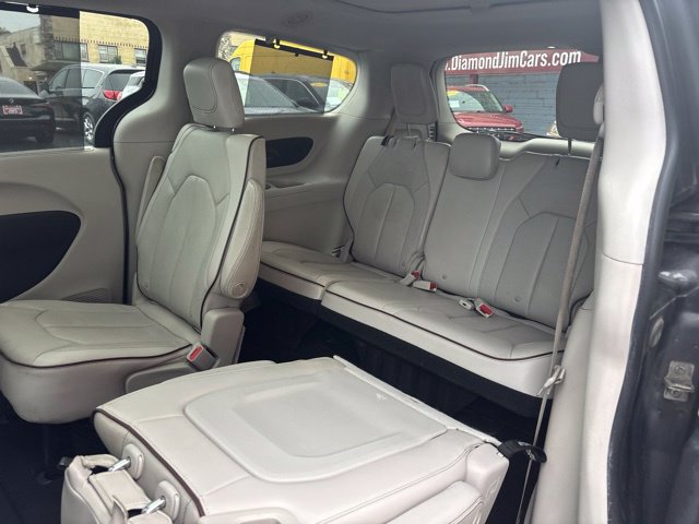 Used 2017 Chrysler Pacifica Limited w/ UConnect Theater Package FWD image 18