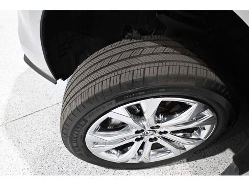 Used 2024 Toyota Sienna Platinum FWD image 11