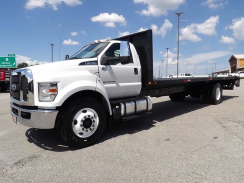Used 2018 Ford F750 2WD Regular Cab Super Duty image 3