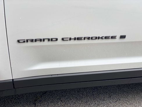 Used 2024 Jeep Grand Cherokee Limited w/ Black Appearance Package AWD/4WD image 15