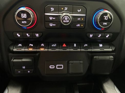 Used 2020 Chevrolet Silverado 1500 High Country w/ Technology Package AWD/4WD image 17