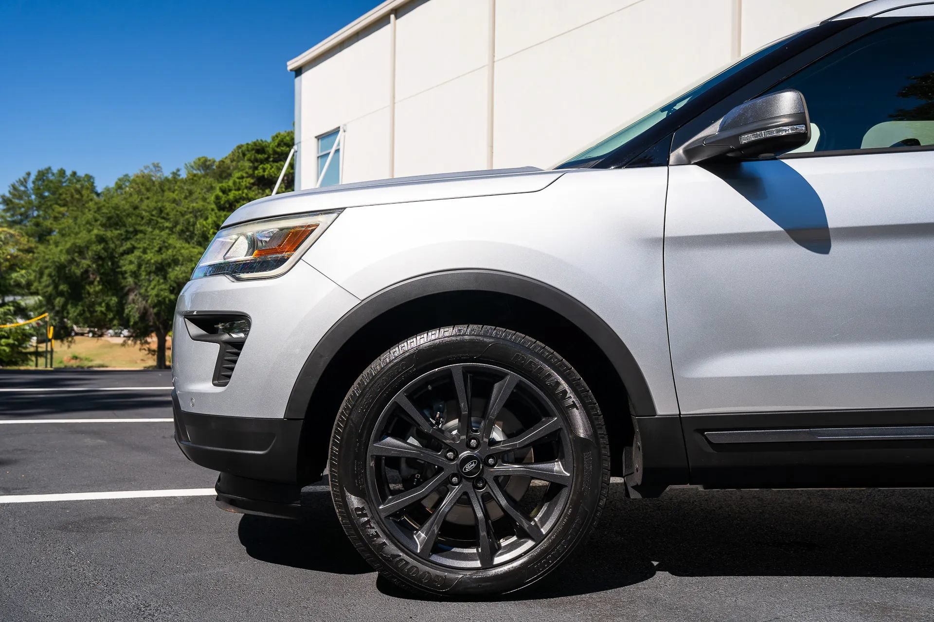 Used 2018 Ford Explorer XLT w/ Equipment Group 202A AWD/4WD image 3