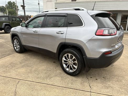 Used 2020 Jeep Cherokee Latitude Plus w/ Comfort/Convenience Group AWD/4WD image 3