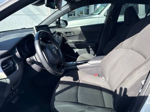 Used 2019 Toyota C-HR XLE FWD image 5