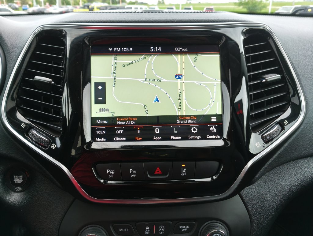 Used 2022 Jeep Cherokee Limited w/ Sun & Sound Group AWD/4WD image 4