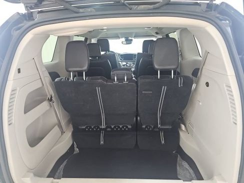 Used 2023 Chrysler Pacifica Touring-L FWD image 16