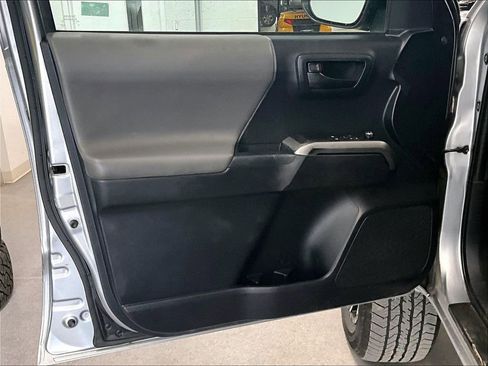 Used 2018 Toyota Tacoma SR5 image 9