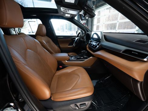 Used 2021 Toyota Highlander Platinum image 26