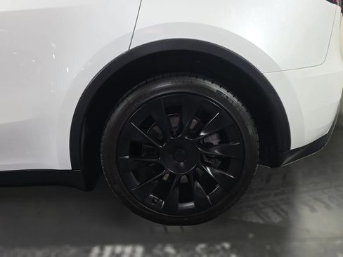 Used 2023 Tesla Model Y Long Range AWD/4WD image 18