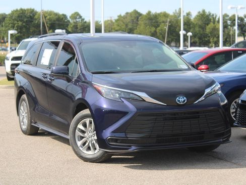 Used 2025 Toyota Sienna LE image 14