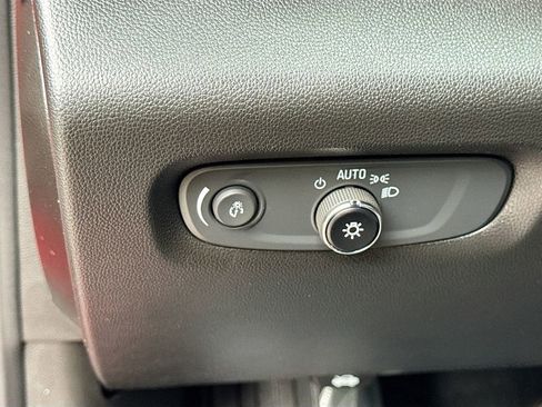 Used 2023 Chevrolet Traverse Premier FWD image 10