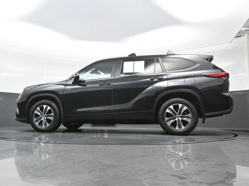 Used 2023 Toyota Highlander XLE AWD/4WD image 30