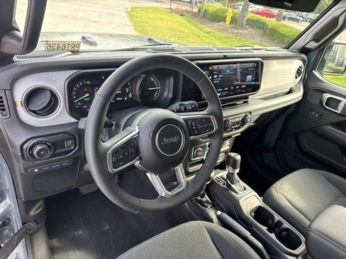 Used 2025 Jeep Wrangler Unlimited Sahara AWD/4WD image 21