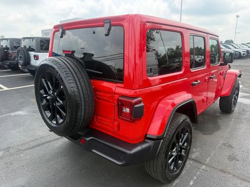 Used 2025 Jeep Wrangler Unlimited Sahara w/ Safety Group AWD/4WD image 3