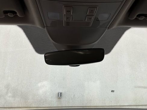 Used 2025 Volkswagen Taos SE image 18