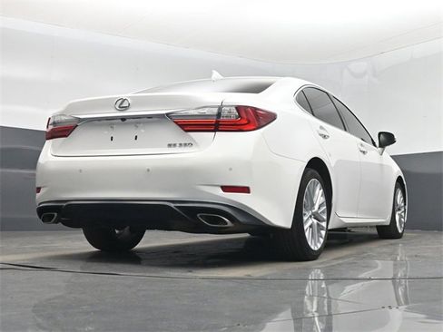 Used 2016 Lexus ES 350 w/ Luxury Package w/Wood Trim image 50