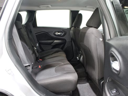 Used 2019 Jeep Cherokee Latitude w/ Popular Appearance Group FWD image 22