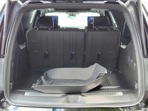 New 2025 Chevrolet Suburban High Country image 30