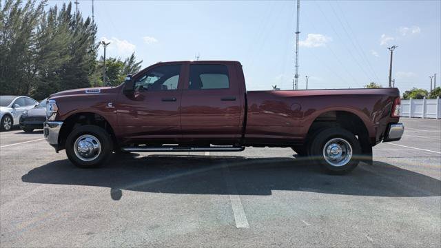 Used 2024 RAM 3500 Tradesman w/ Chrome Appearance Group AWD/4WD image 3