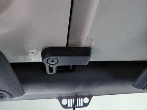 Used 2015 Jeep Wrangler Unlimited Rubicon w/ Connectivity Group AWD/4WD image 37