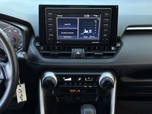 Used 2020 Toyota RAV4 LE FWD image 17