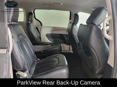 Used 2022 Chrysler Pacifica Touring-L FWD image 18