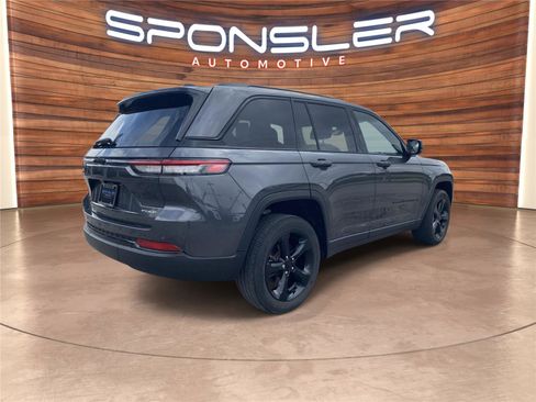 Used 2022 Jeep Grand Cherokee Altitude AWD/4WD image 7