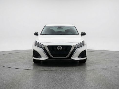 Used 2025 Nissan Altima 2.5 SV image 2
