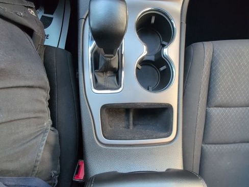 Used 2021 Jeep Grand Cherokee Laredo image 25