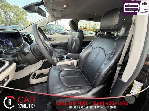 Used 2024 Chrysler Pacifica Limited FWD image 15
