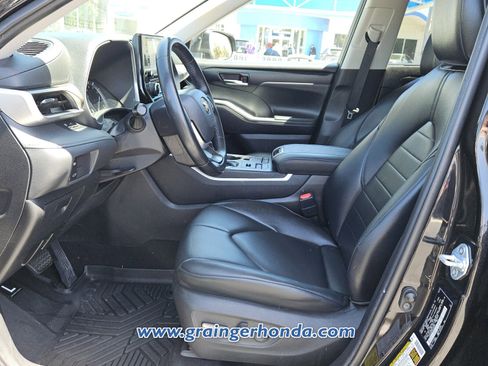 Used 2022 Toyota Highlander XLE AWD/4WD image 10