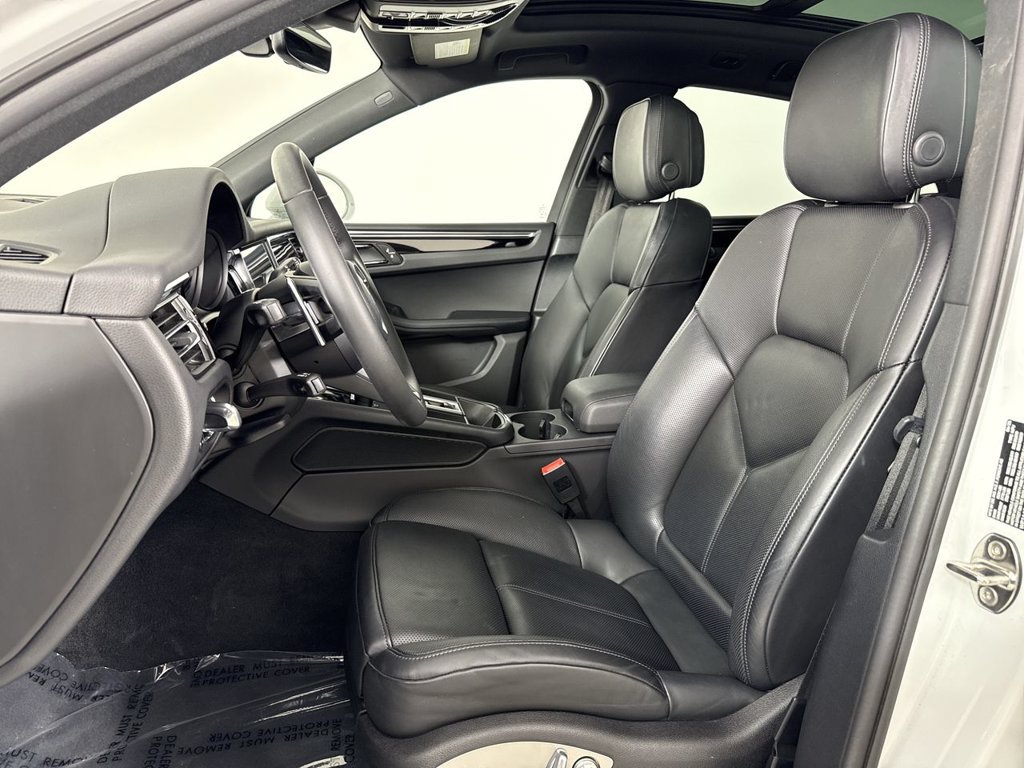 Certified 2026 Porsche Macan AWD/4WD image 5