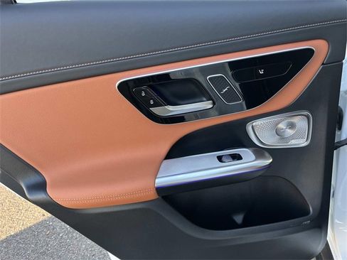 Used 2025 Mercedes-Benz GLC 300 4MATIC image 19