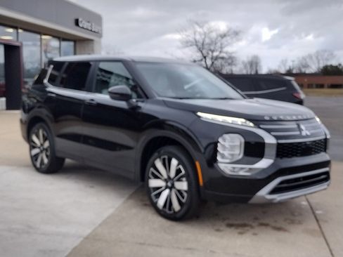 New 2025 Mitsubishi Outlander SE image 13