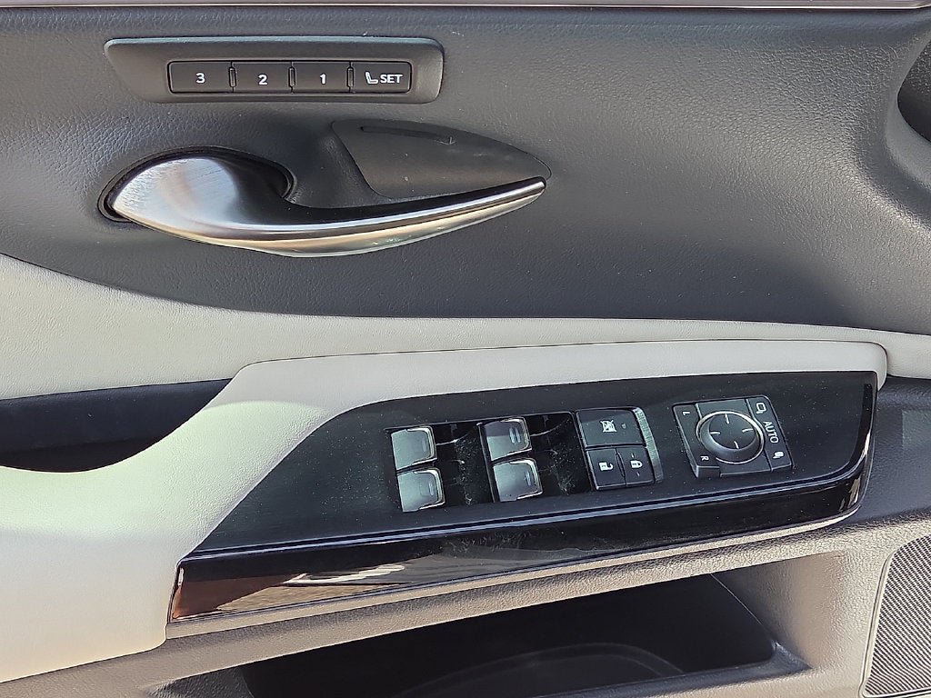 Used 2025 Lexus ES 350 w/ Premium Package FWD image 21