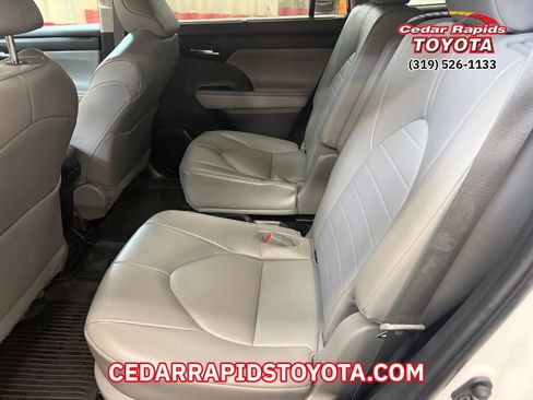 Certified 2022 Toyota Highlander XLE image 10
