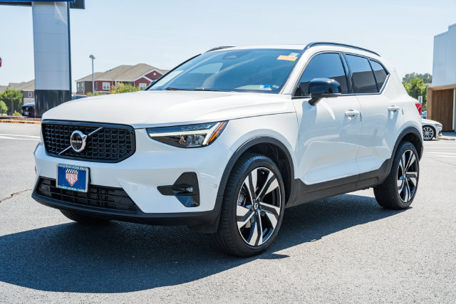 Certified 2024 Volvo XC40 B5 Plus w/ Climate Package AWD/4WD image 3