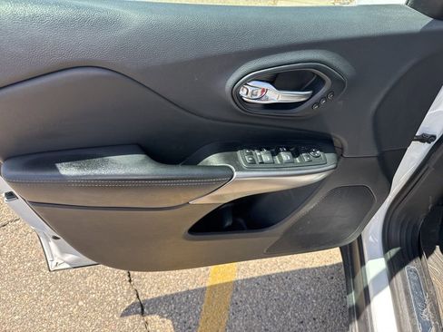 Used 2019 Jeep Cherokee Limited AWD/4WD image 11