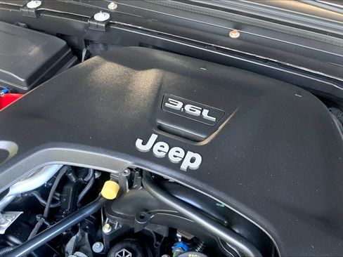 Used 2018 Jeep Wrangler Unlimited Sahara AWD/4WD image 32