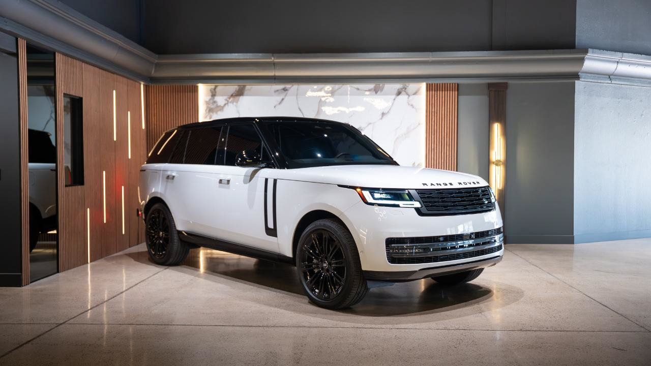 Used 2025 Land Rover Range Rover Long Wheelbase SE AWD/4WD image 2