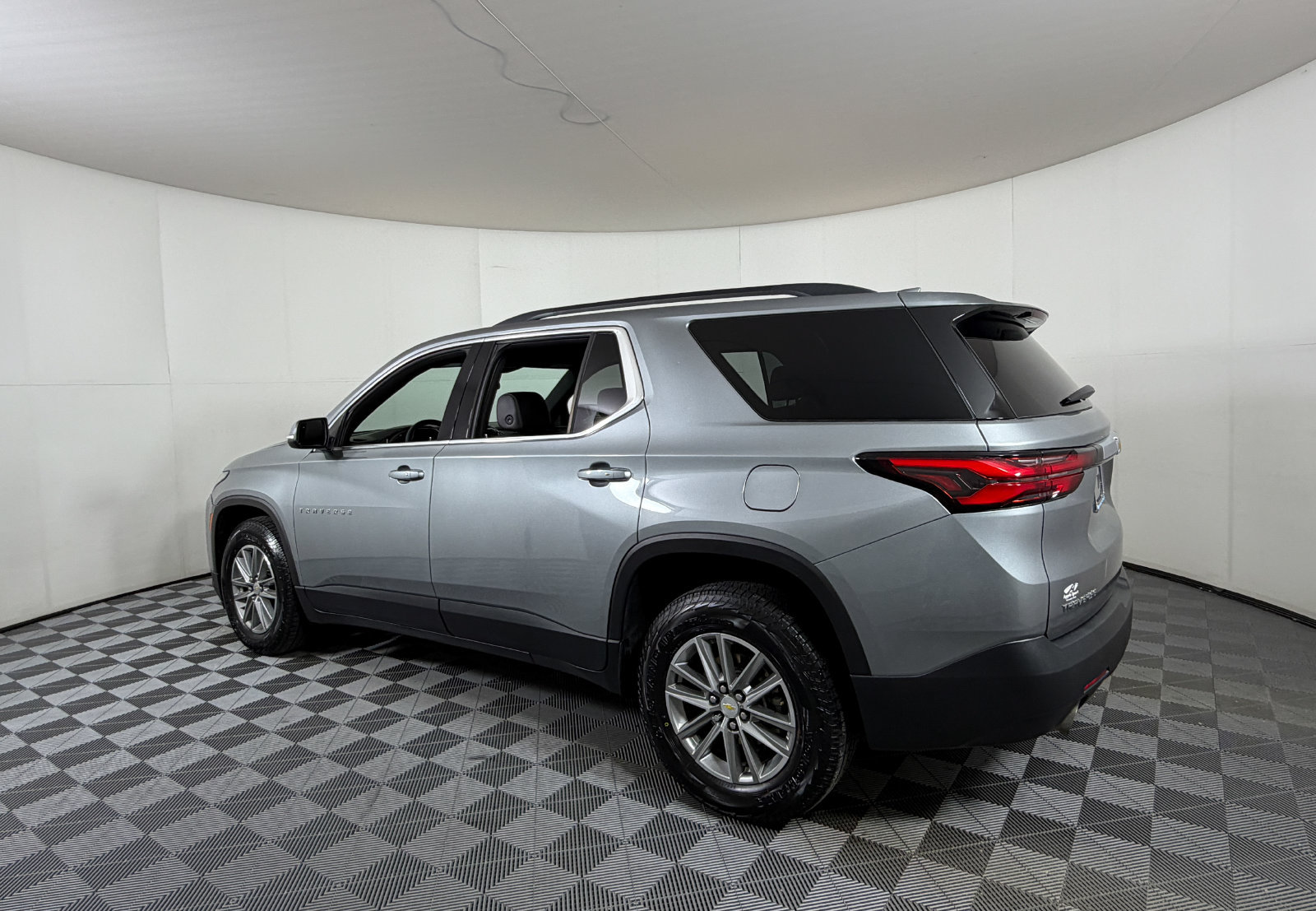 Used 2023 Chevrolet Traverse LT FWD image 3