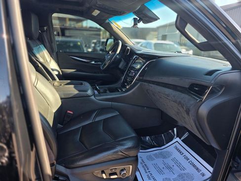 Used 2017 Cadillac Escalade Platinum image 9
