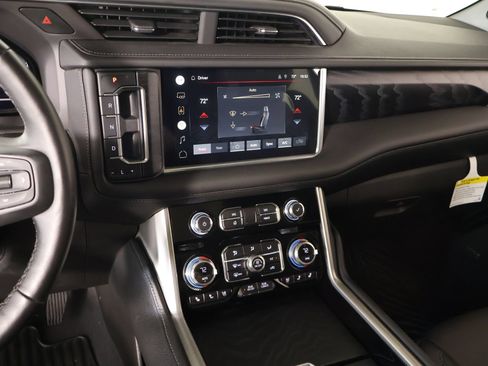 Used 2022 GMC Yukon XL Denali w/ Denali Premium Package AWD/4WD image 5
